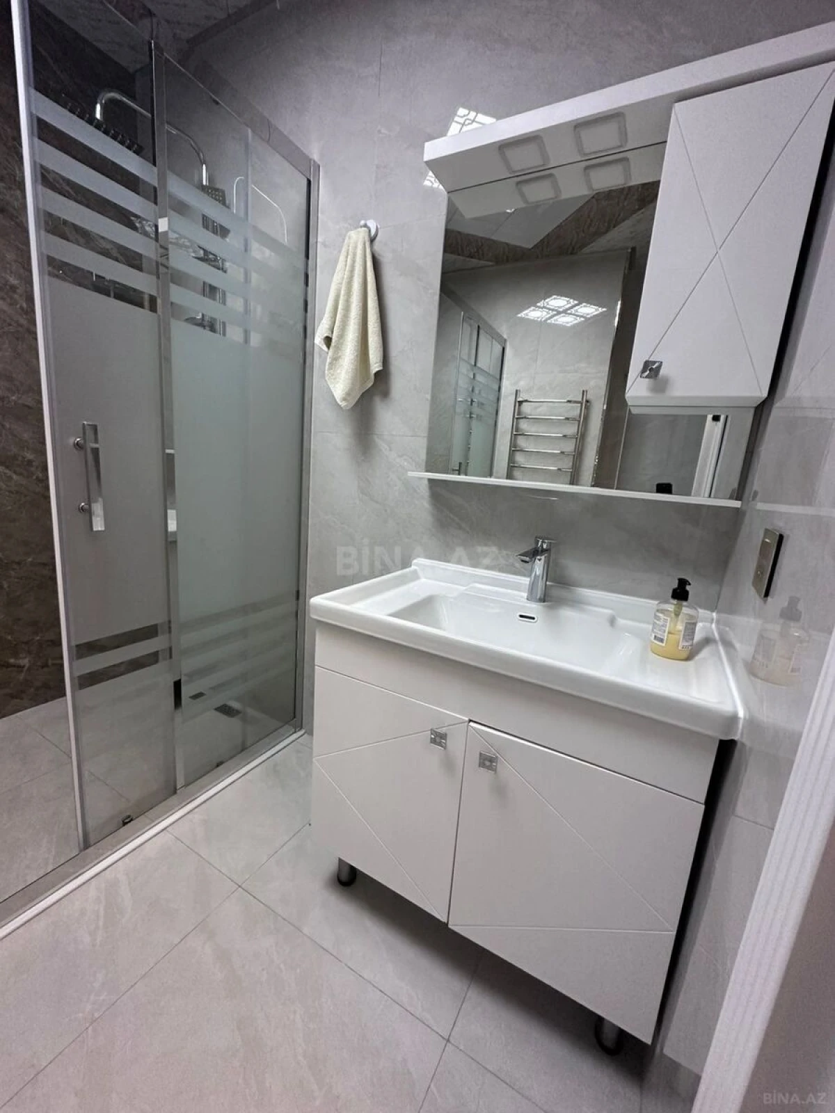 Kirayə verilir 3 otaqlı mənzil 123 m²