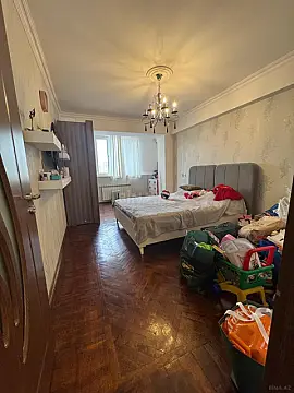 Satılır 6 otaqlı mənzil 180 m²