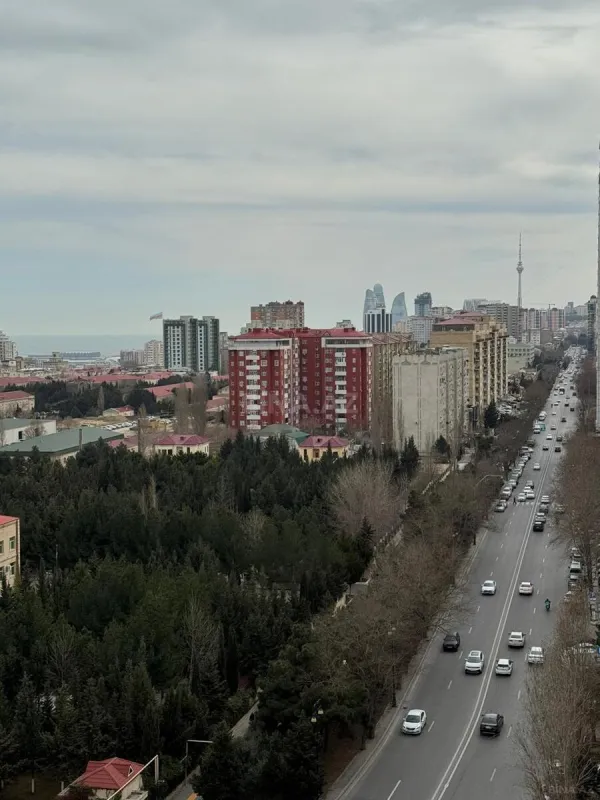 Satılır 6 otaqlı mənzil 180 m²