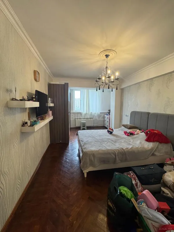 Satılır 6 otaqlı mənzil 180 m²