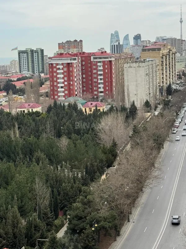 Satılır 6 otaqlı mənzil 180 m²