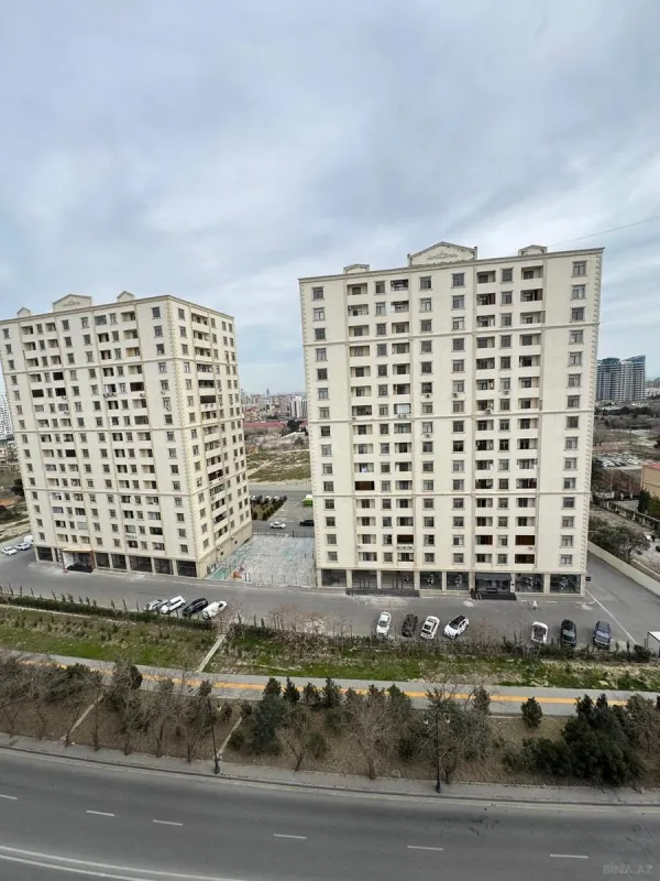 Satılır 6 otaqlı mənzil 180 m²