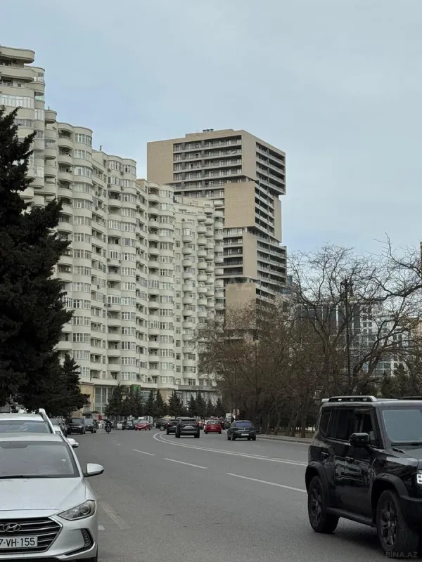 Satılır 6 otaqlı mənzil 180 m²