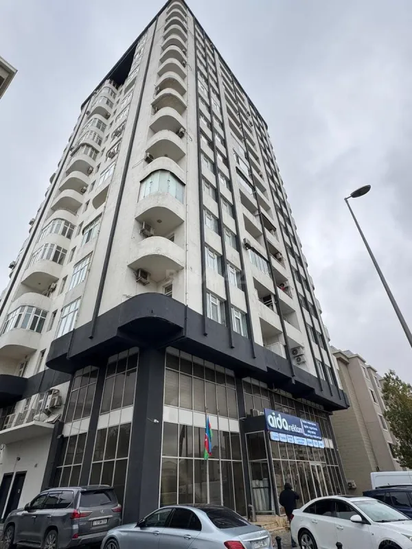 Satılır 4 otaqlı mənzil 132 m²
