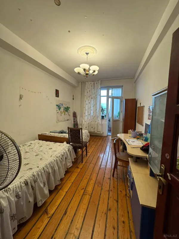 Satılır 4 otaqlı mənzil 132 m²