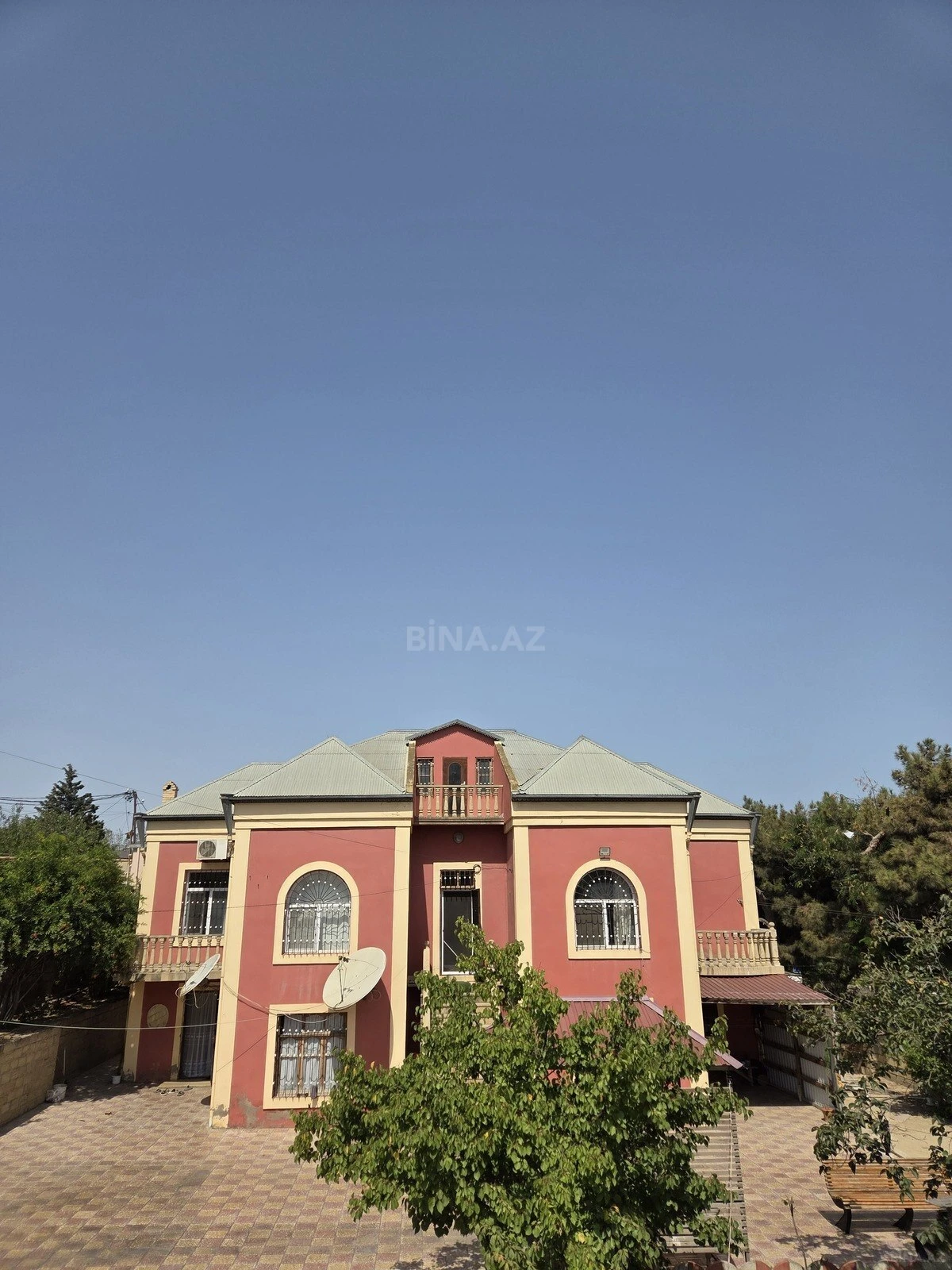 Satılır 9 otaqlı həyət evi 320 m²