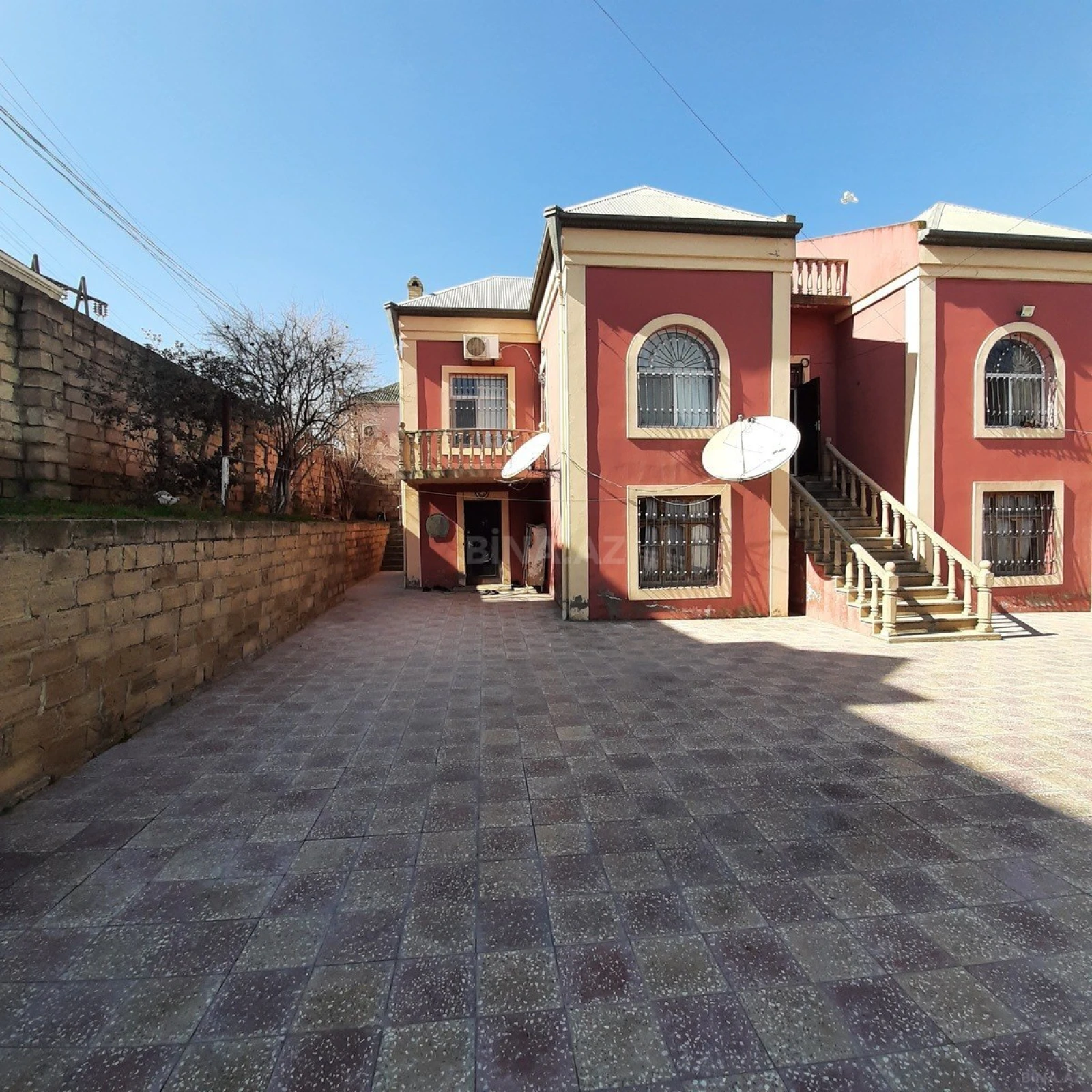 Satılır 9 otaqlı həyət evi 320 m²