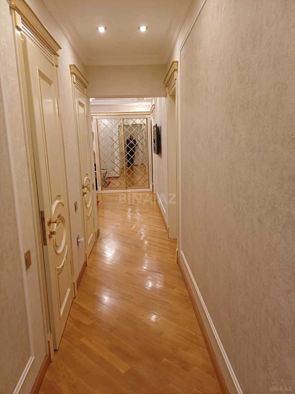 Satılır 4 otaqlı mənzil 134 m²