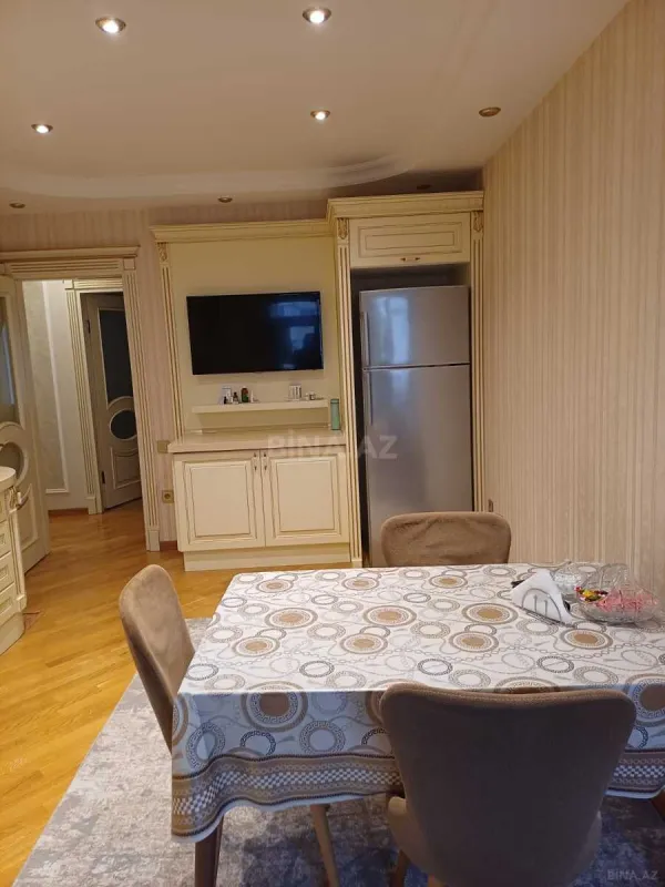 Satılır 4 otaqlı mənzil 134 m²