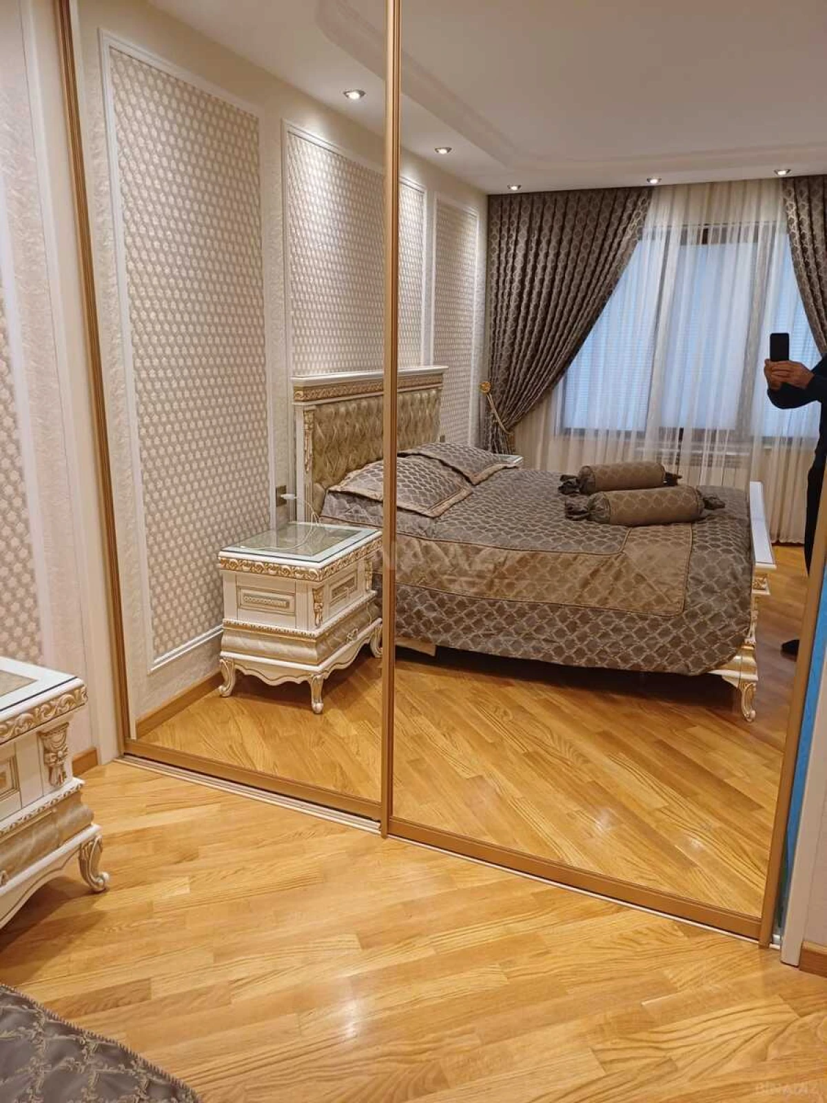 Satılır 4 otaqlı mənzil 134 m²