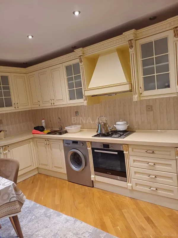 Satılır 4 otaqlı mənzil 134 m²