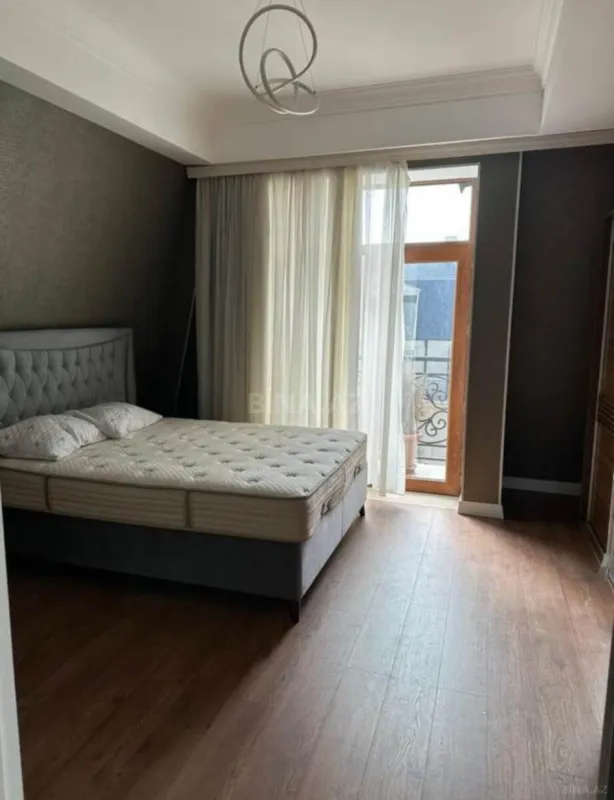 Kirayə verilir 4 otaqlı mənzil 150 m²