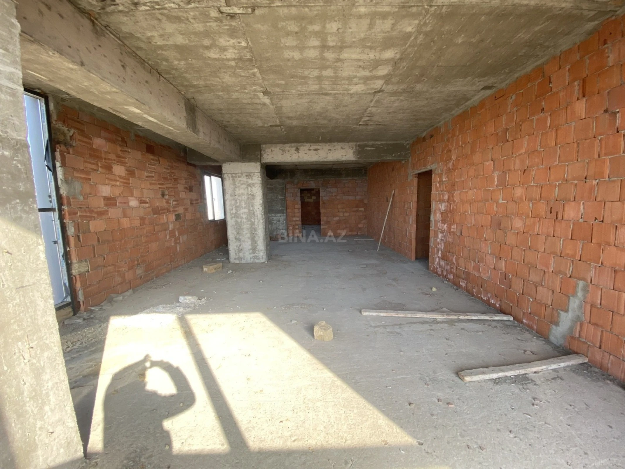 Satılır 4 otaqlı mənzil 202 m²
