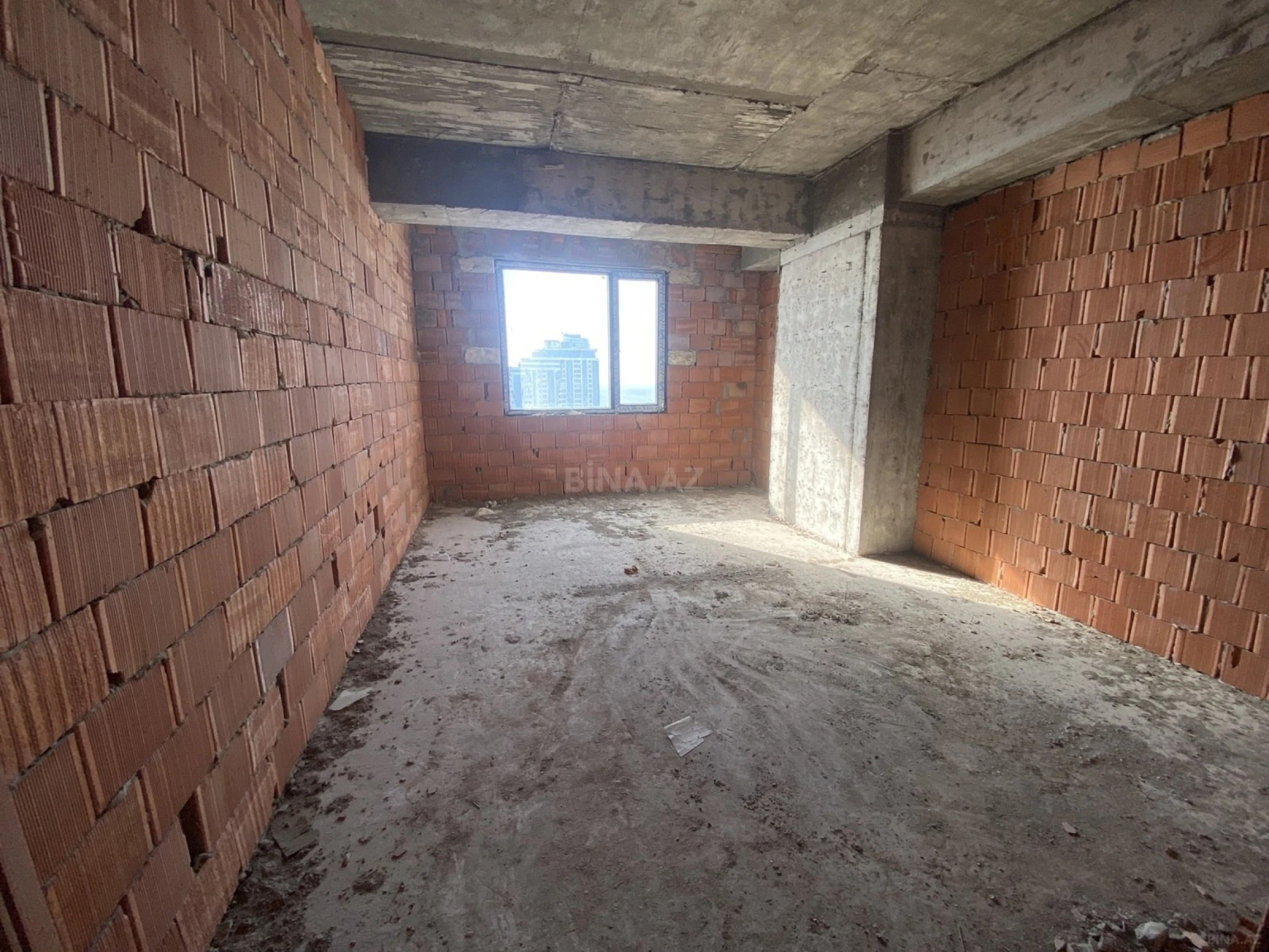 Satılır 4 otaqlı mənzil 202 m²