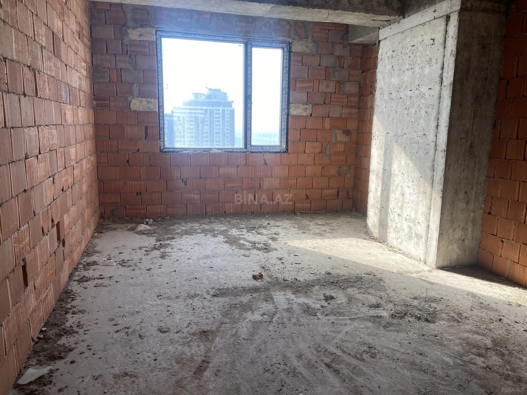 Satılır 4 otaqlı mənzil 202 m²
