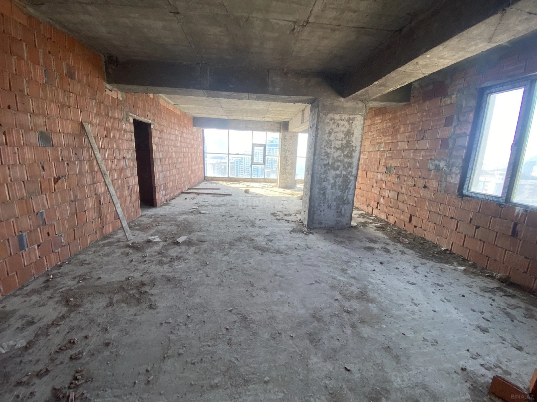 Satılır 4 otaqlı mənzil 202 m²