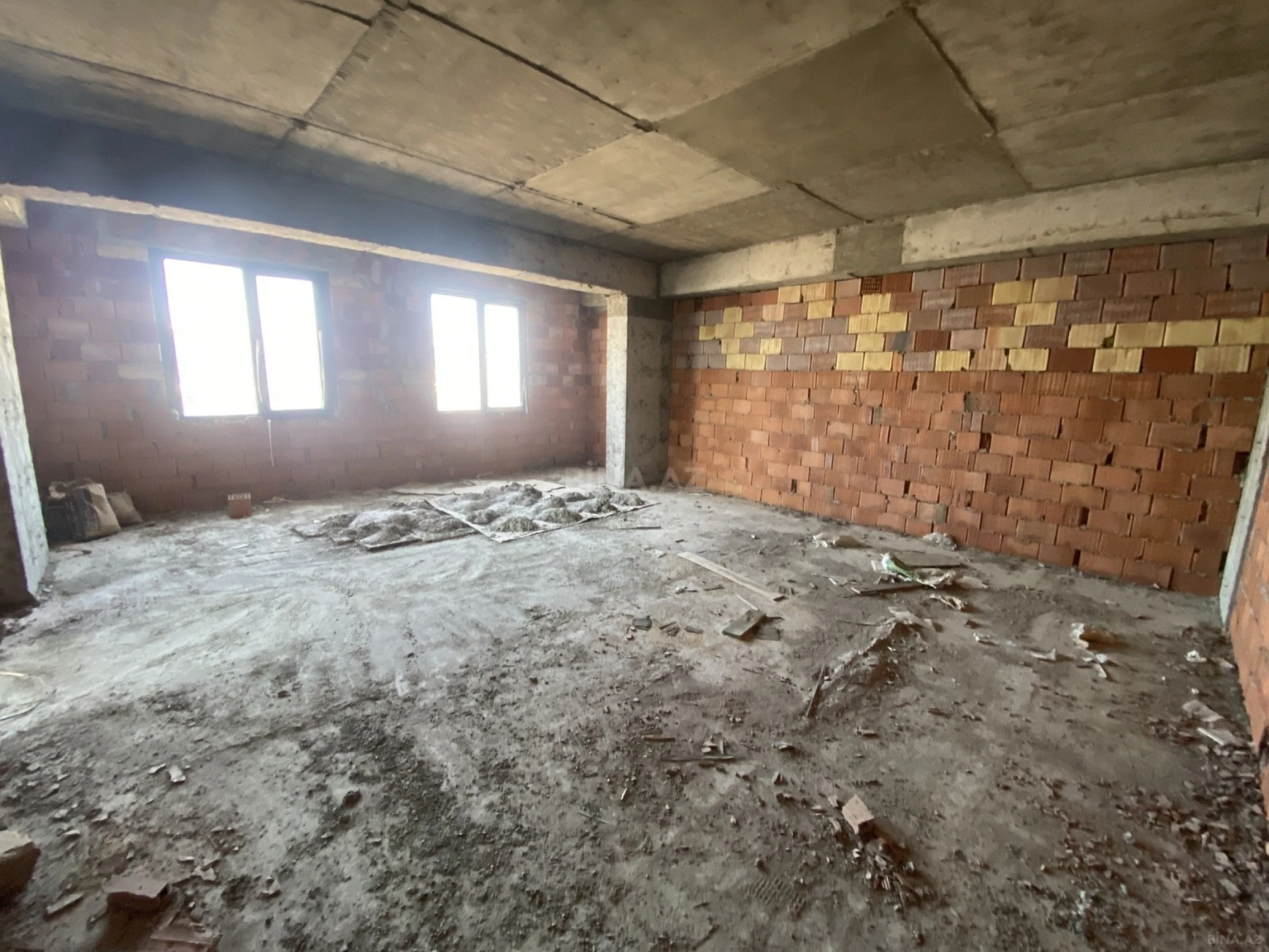 Satılır 4 otaqlı mənzil 202 m²