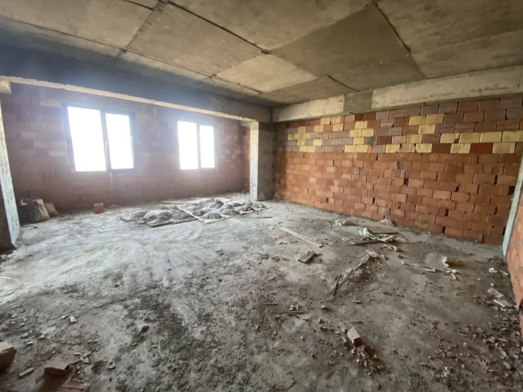 Satılır 4 otaqlı mənzil 202 m²