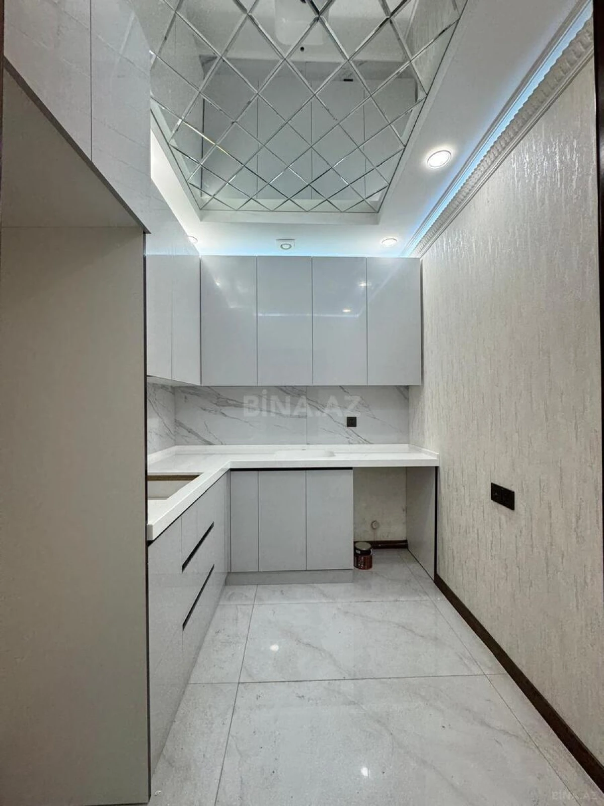 Satılır 2 otaqlı mənzil 63 m²