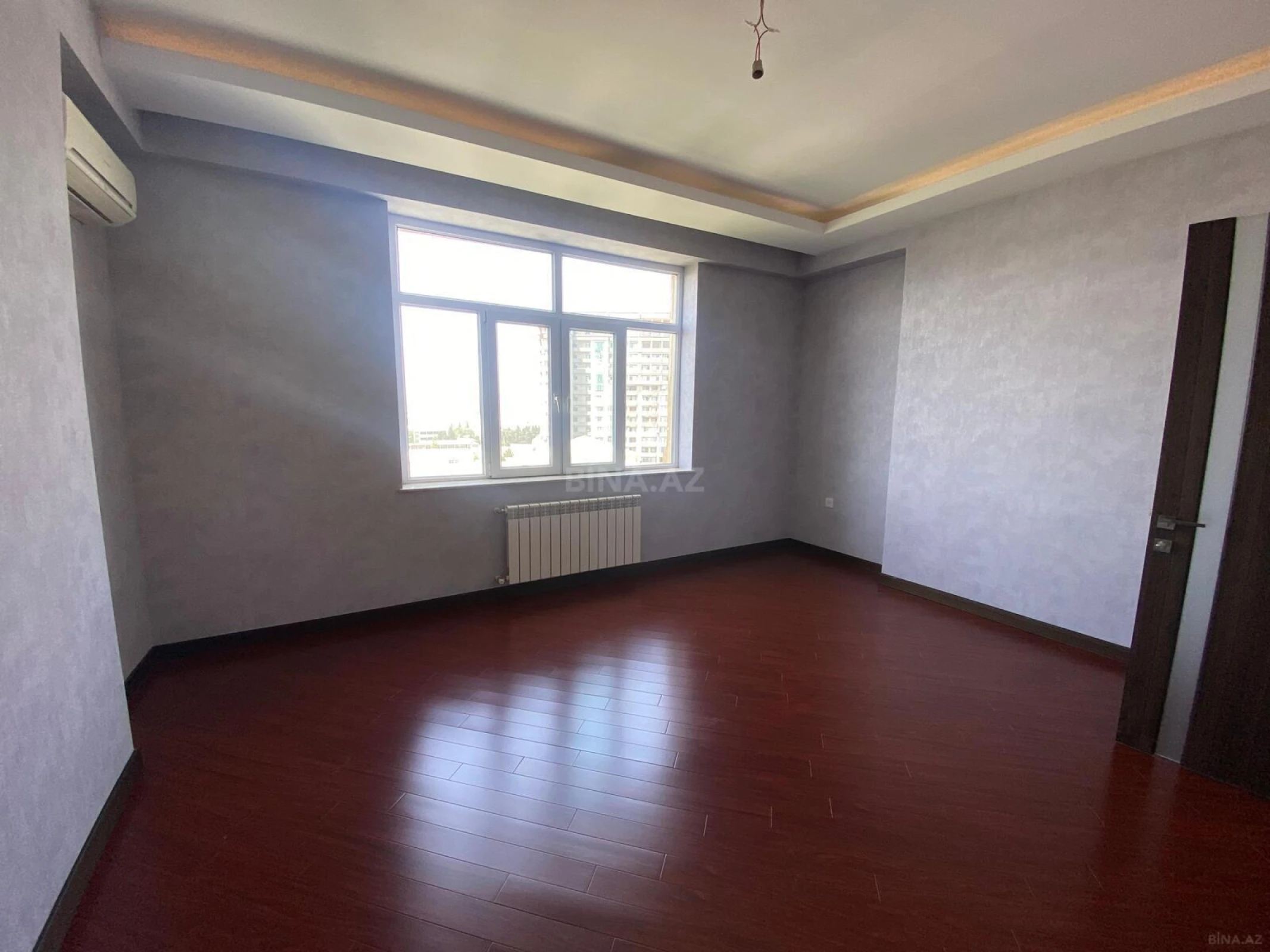 Satılır 3 otaqlı mənzil 131 m²