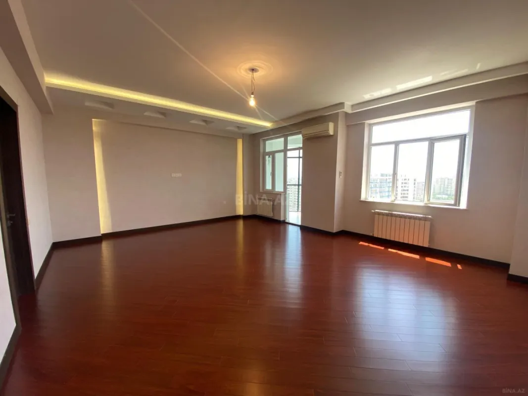 Satılır 3 otaqlı mənzil 131 m²