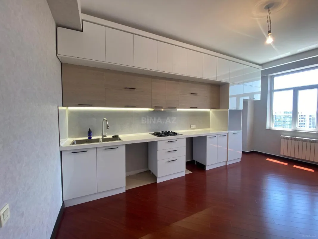 Satılır 3 otaqlı mənzil 131 m²