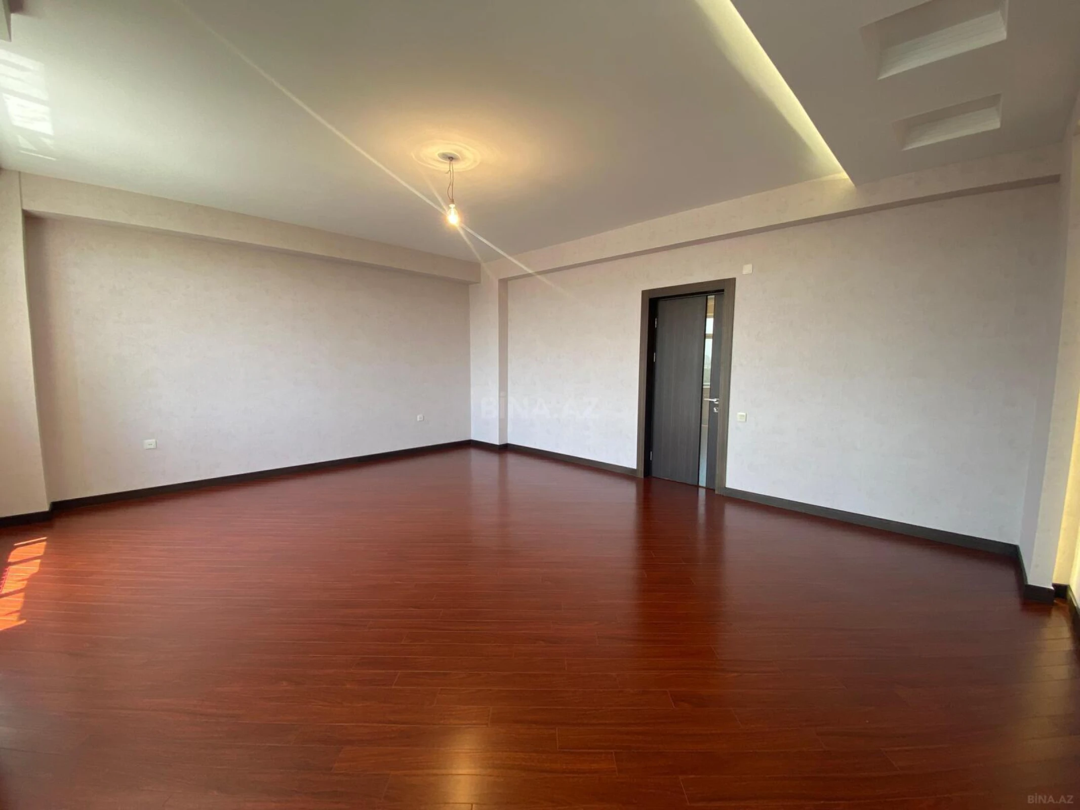 Satılır 3 otaqlı mənzil 131 m²