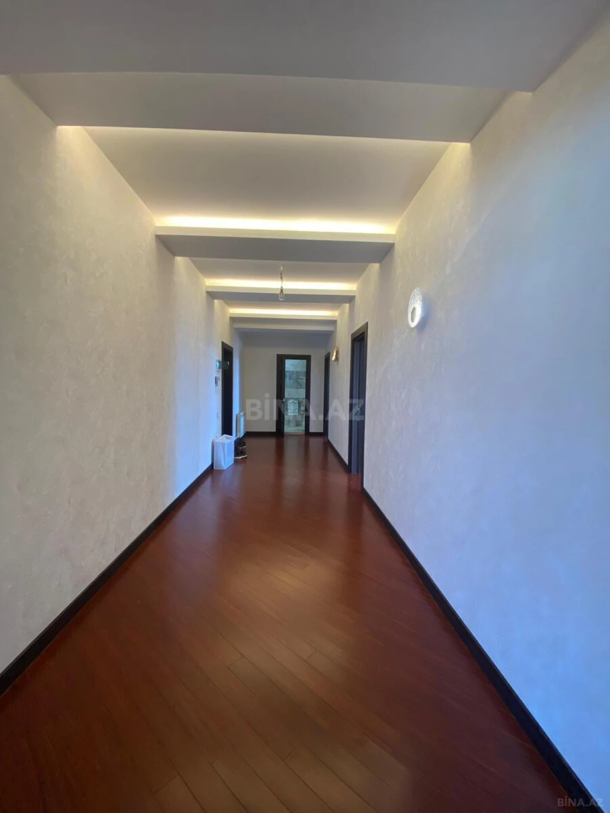 Satılır 3 otaqlı mənzil 131 m²