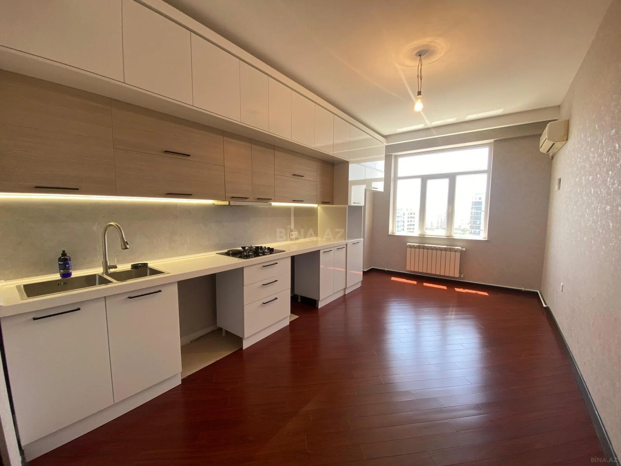 Satılır 3 otaqlı mənzil 131 m²