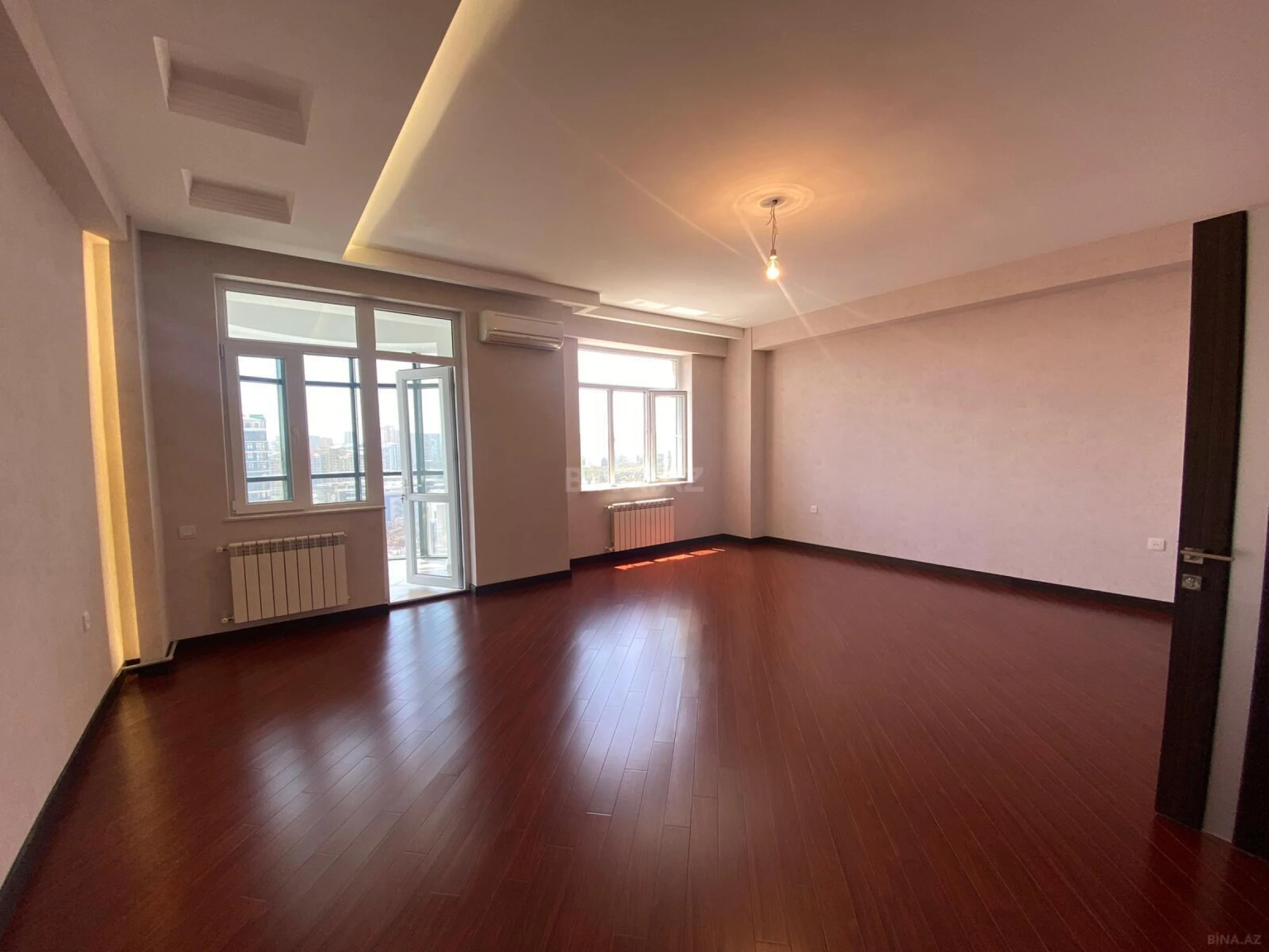Satılır 3 otaqlı mənzil 131 m²