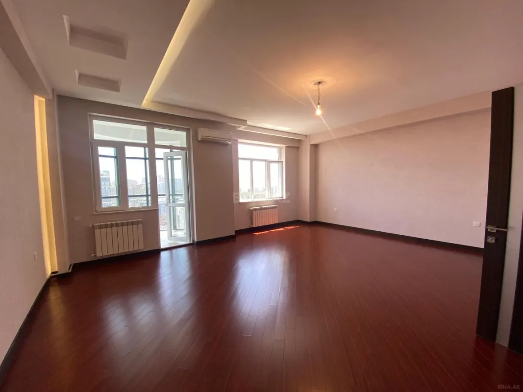 Satılır 3 otaqlı mənzil 131 m²