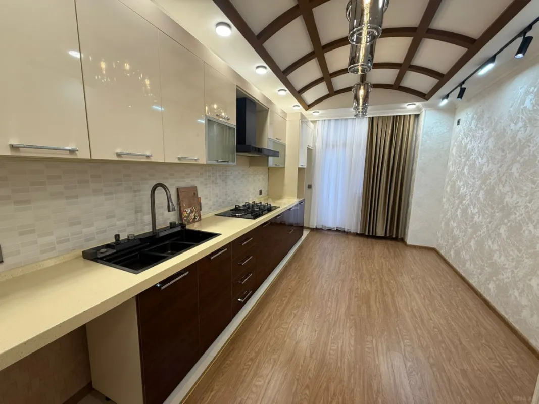 Satılır 3 otaqlı mənzil 136 m²