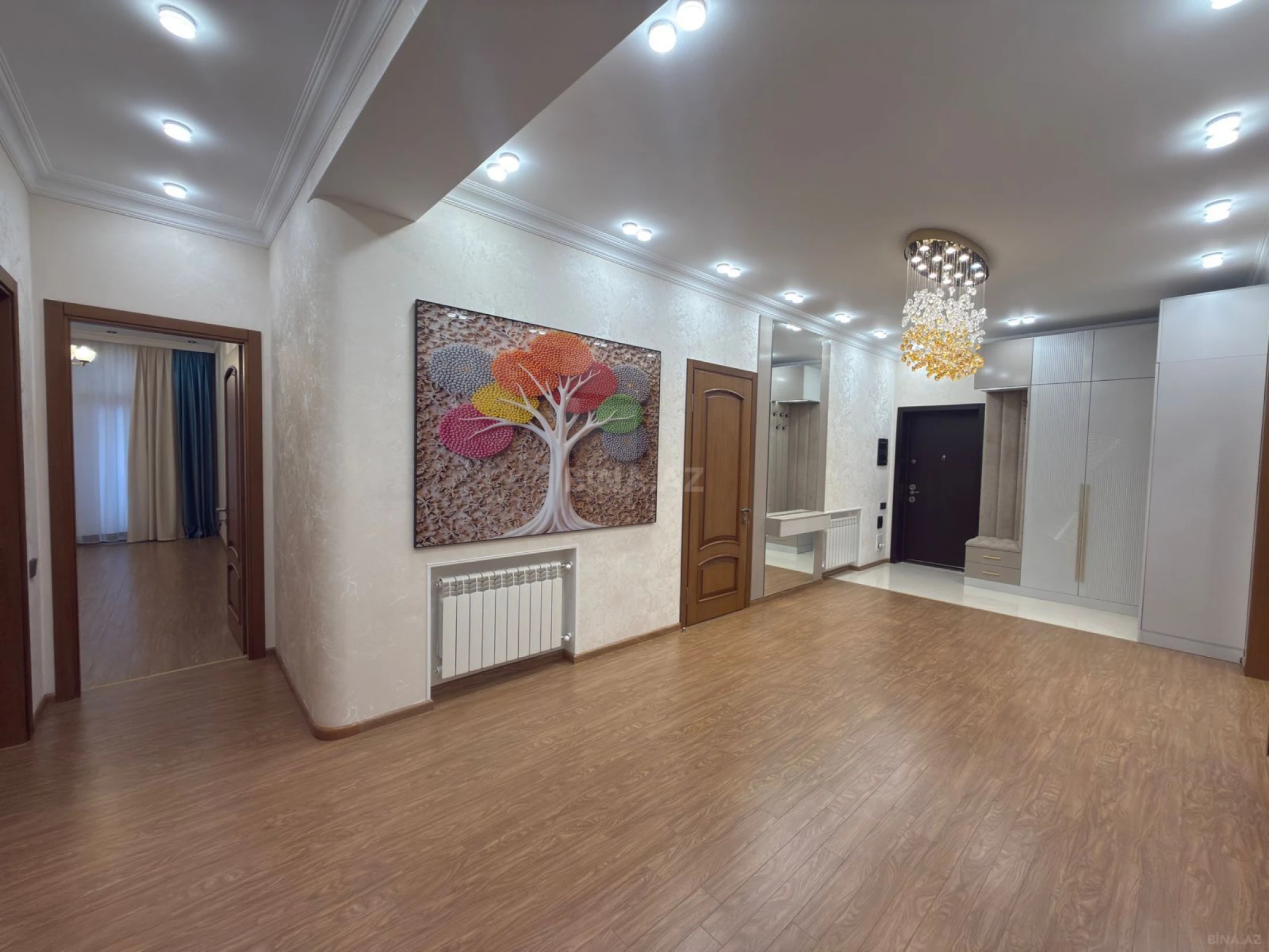 Satılır 3 otaqlı mənzil 136 m²