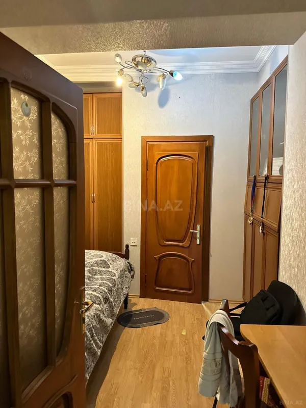 Satılır 4 otaqlı mənzil 143 m²
