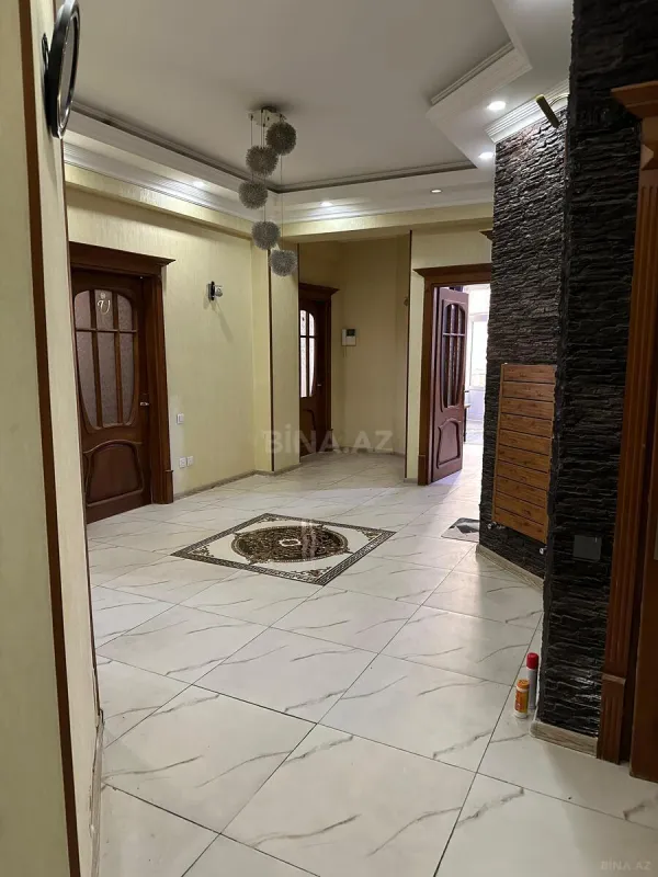 Satılır 4 otaqlı mənzil 143 m²