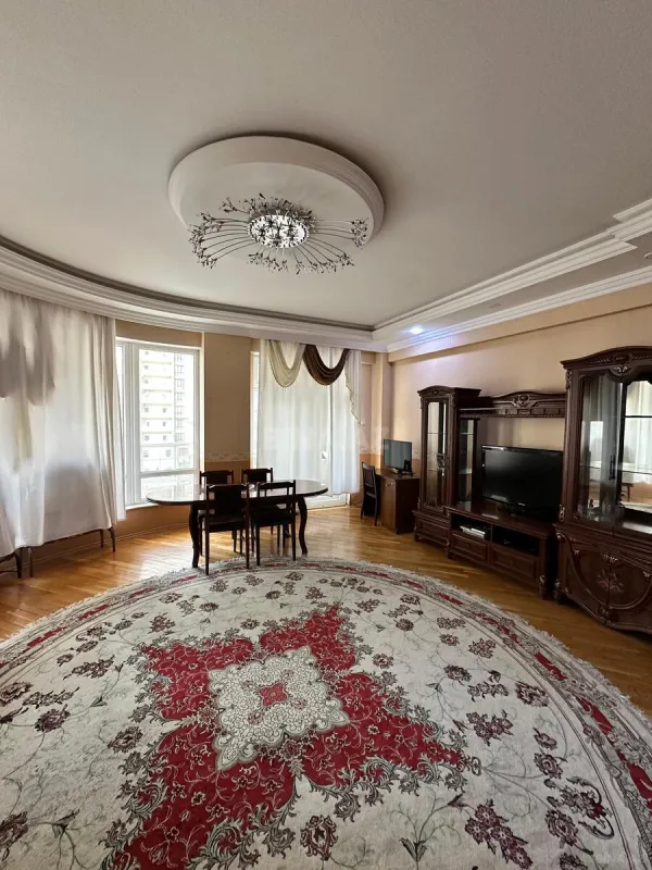 Satılır 4 otaqlı mənzil 143 m²