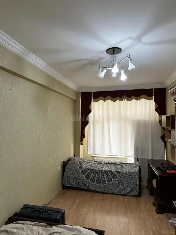 Satılır 4 otaqlı mənzil 143 m²