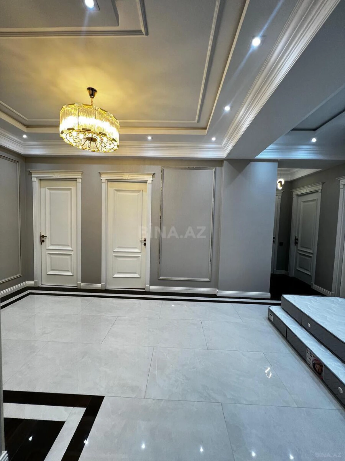 Satılır 4 otaqlı mənzil 165 m²
