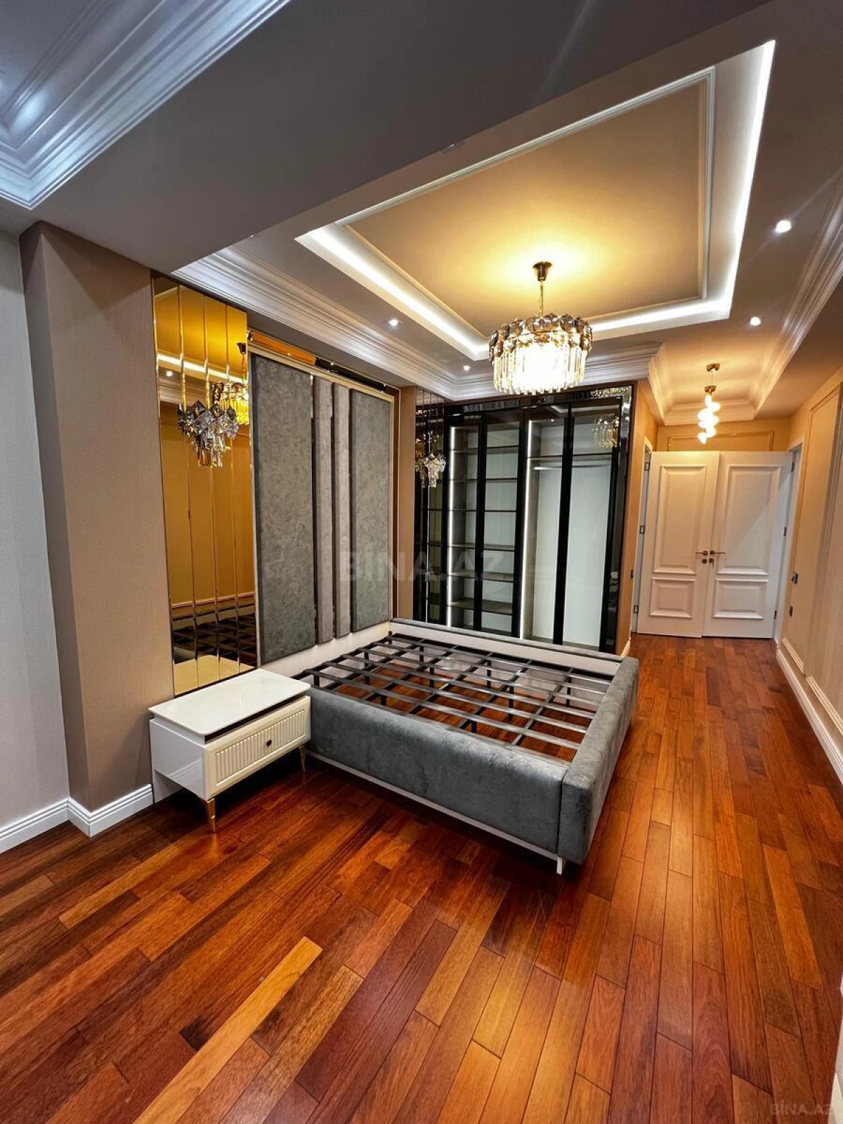 Satılır 4 otaqlı mənzil 165 m²