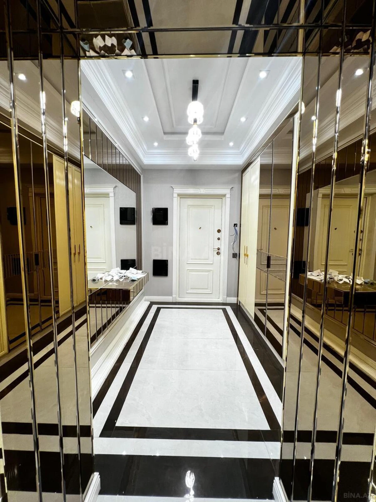 Satılır 4 otaqlı mənzil 165 m²