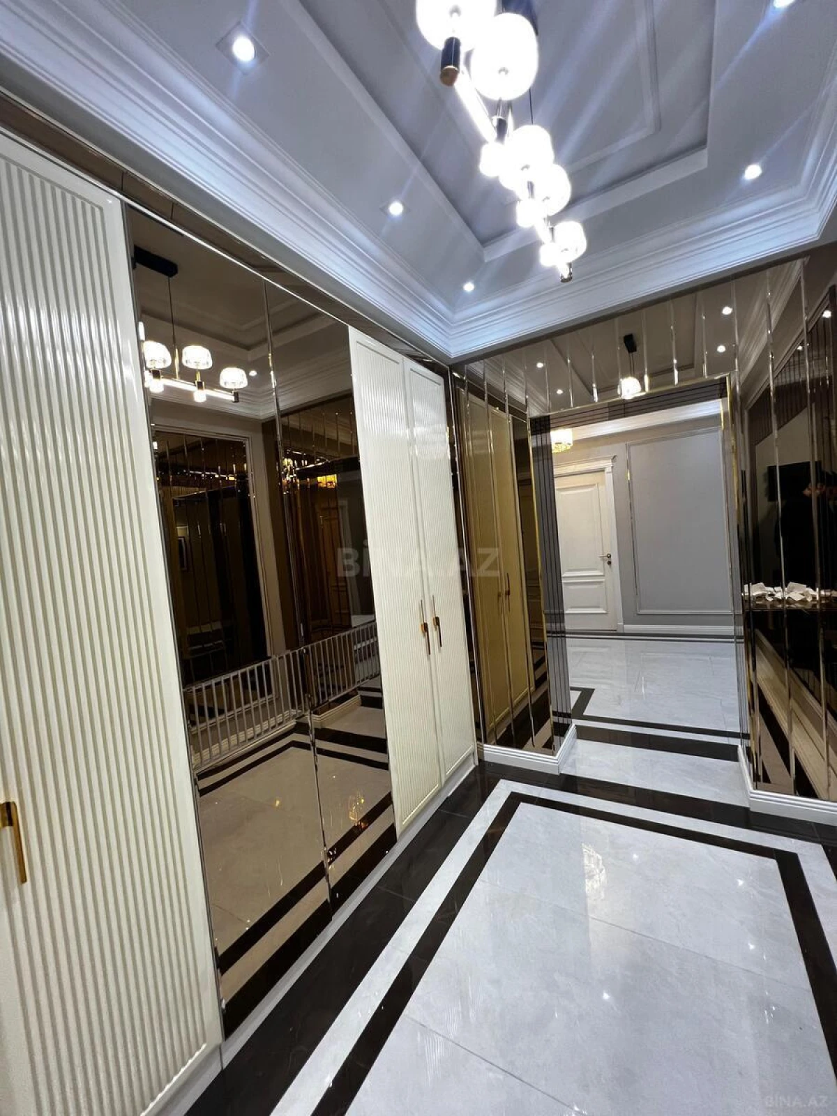 Satılır 4 otaqlı mənzil 165 m²