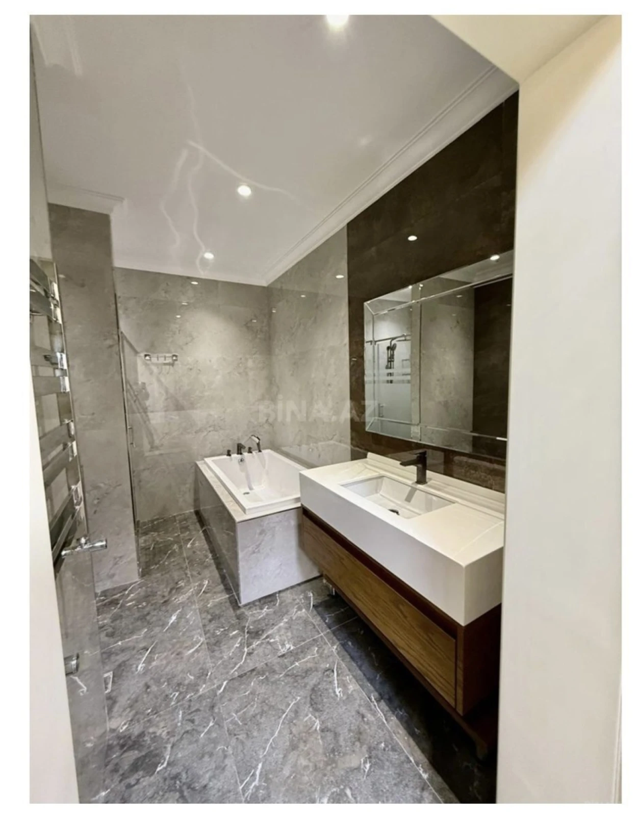 Satılır 4 otaqlı mənzil 210 m²