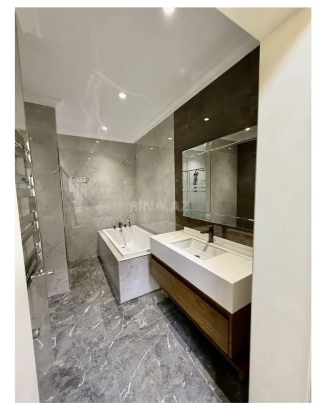 Satılır 4 otaqlı mənzil 210 m²