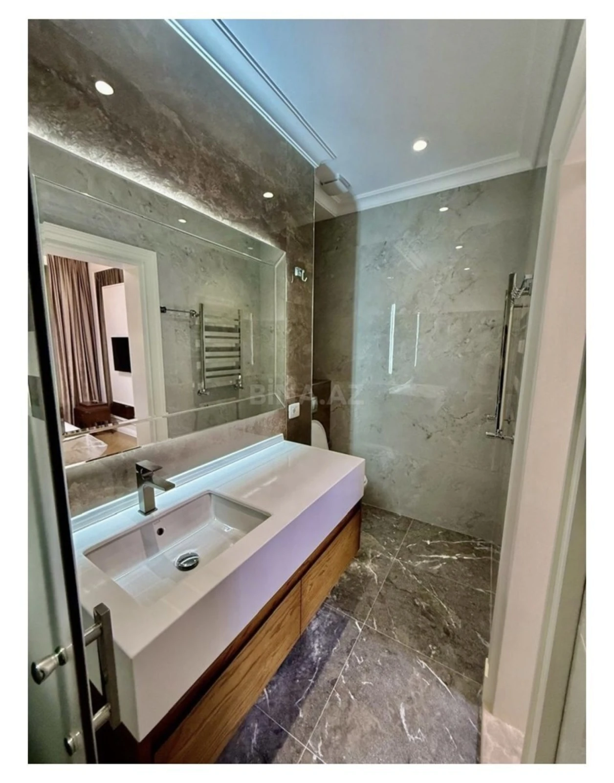 Satılır 4 otaqlı mənzil 210 m²