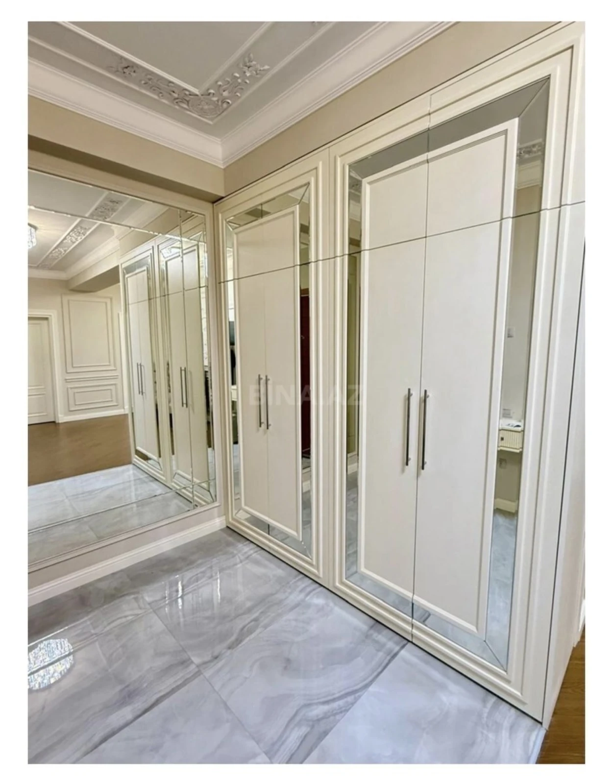 Satılır 4 otaqlı mənzil 210 m²