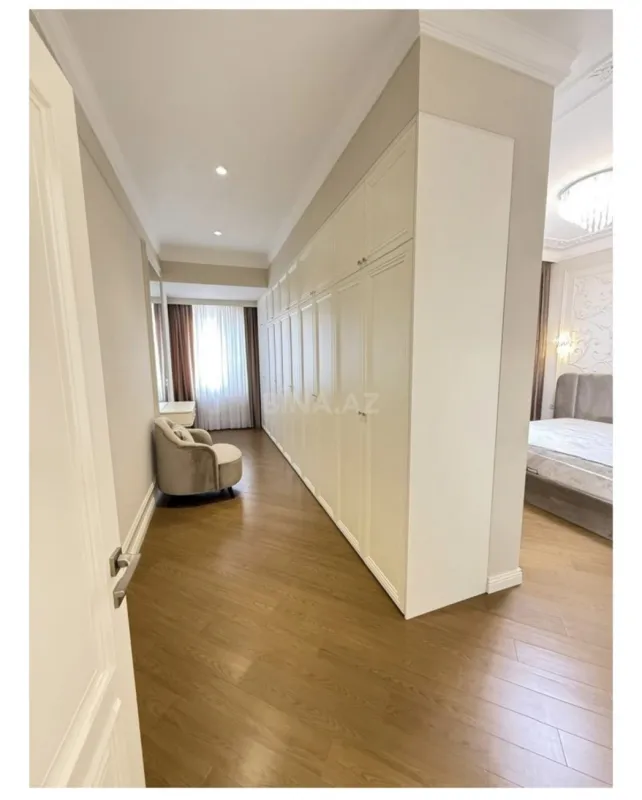 Satılır 4 otaqlı mənzil 210 m²