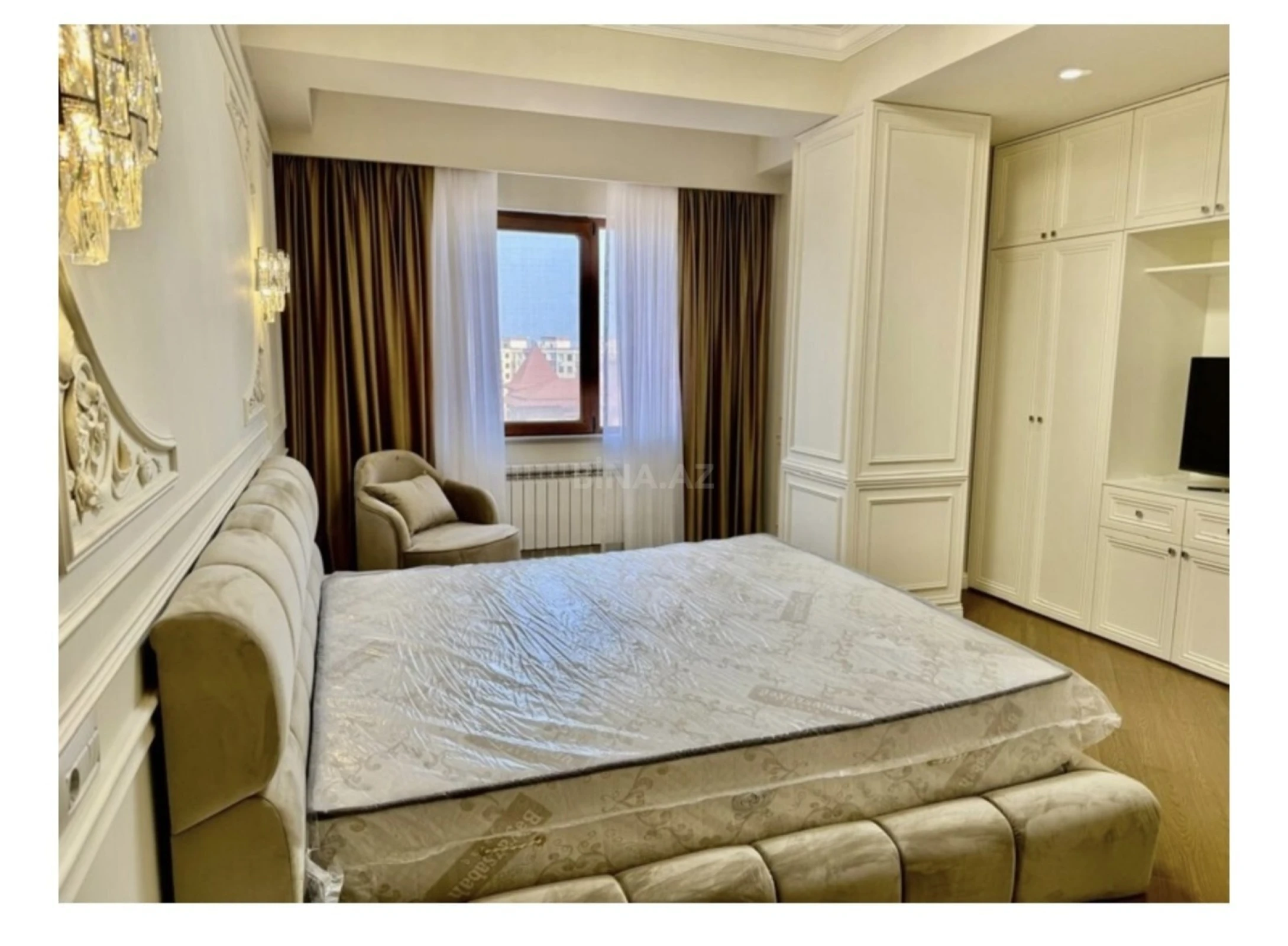 Satılır 4 otaqlı mənzil 210 m²