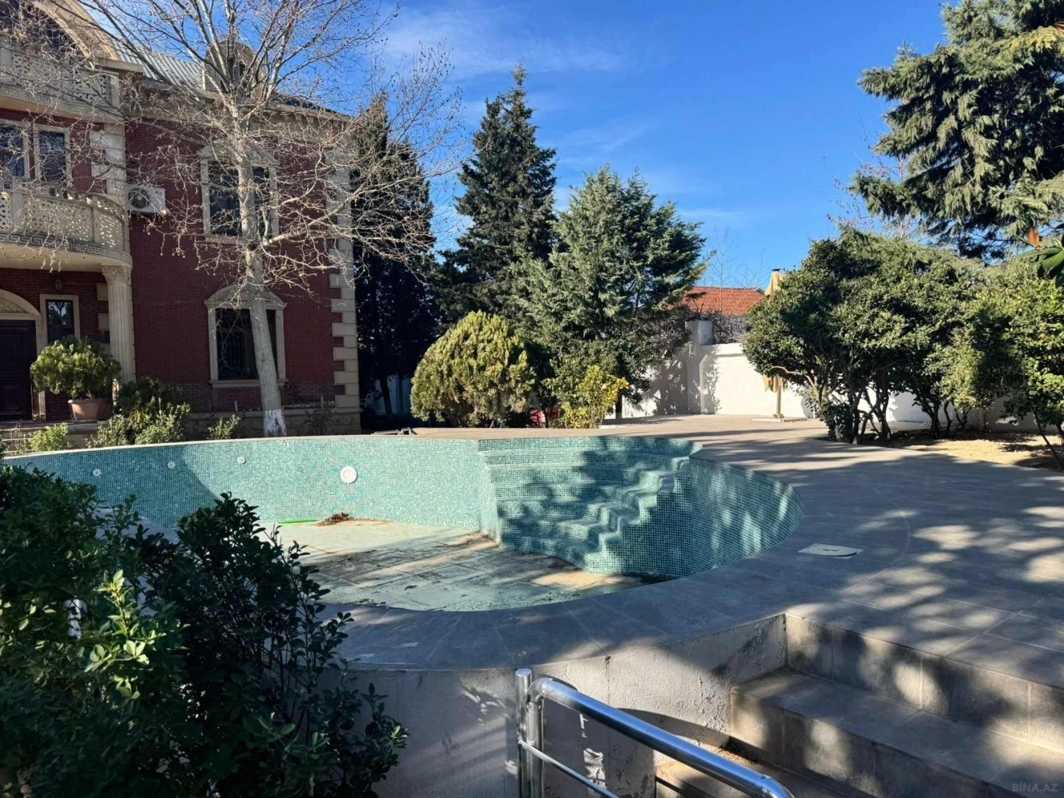 Kirayə verilir 7 otaqlı həyət evi 600 m²