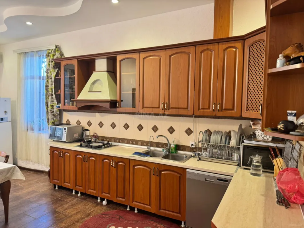 Kirayə verilir 7 otaqlı həyət evi 600 m²