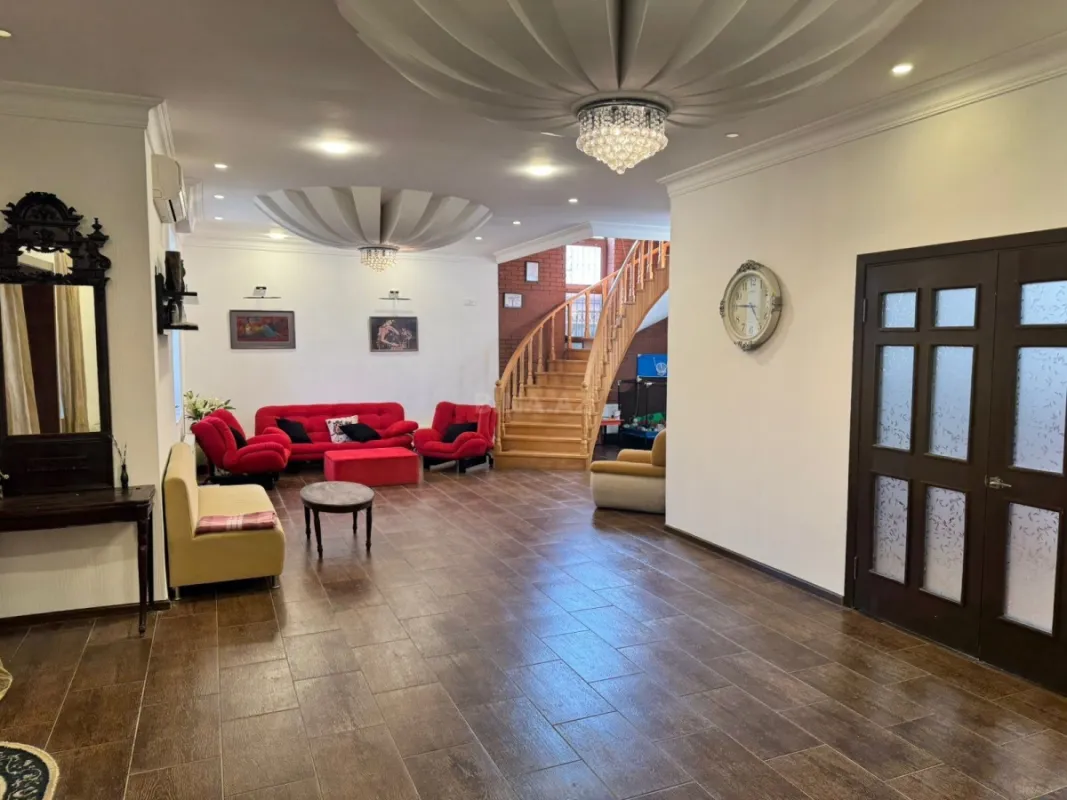 Kirayə verilir 7 otaqlı həyət evi 600 m²